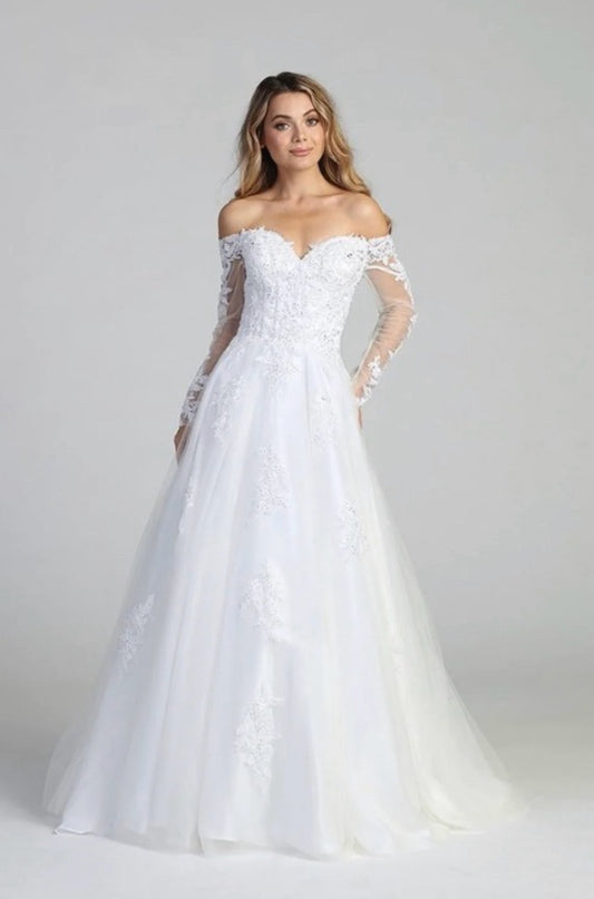 This dress is perfect for your unforgettable moment. With a soft mesh, flower appliques, and long sleeves. 7691 by LET’S CORP